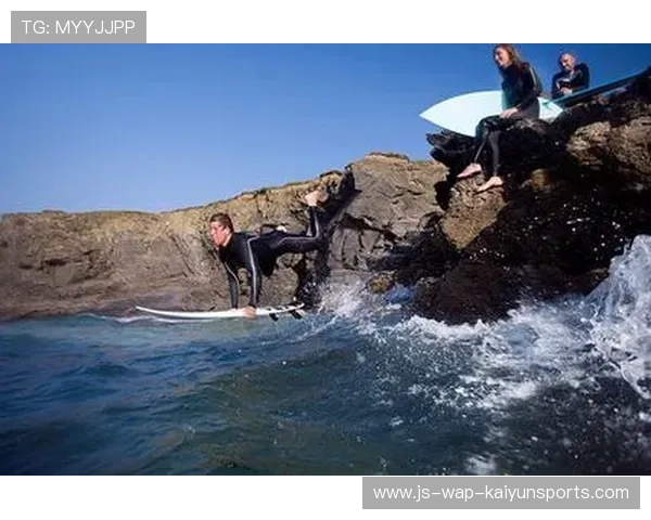 海滩冲浪训练营，感受浪花上的运动激情，海滩冲浪简笔画